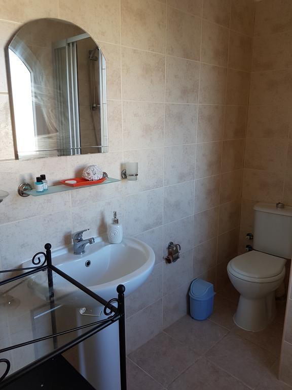 Aphrodite Beachfront Penthouse Apartment Ghaziveran Luaran gambar